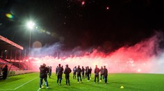 Nizozemští fanoušci přeprali restrikce. V pět ráno rozpoutali pyroshow