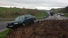 FOTO: Tak zaparkoval opilý ňouma! Audinu zapíchnul na vrchol kruhového objezdu