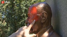 VIDEO: V Bystřanech natřeli vandalové bustu T. G. Masaryka na rudo!
