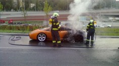 Šofér Lamborghini chtěl ujet od nehody, začal mu ale hořet motor