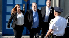 Hollywoodský magnát Weinstein skončil v poutech, hrozí mu 25 let