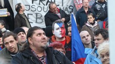 Lidé protestovali proti vládě. Chtěli proniknout i do vysílání České televize