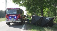 Auto na Svitavsku nabouralo do stromu. Dva lidé na místě zemřeli
