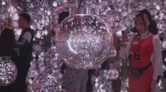 Japonsko otevřelo digitální muzeum. Létají v něm světelní motýli