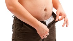 Strkal opilému kamarádovi penis před pusu. Ten ho málem zabil