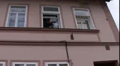 Školačka lezla v Praze ze zamčeného bytu oknem, po pádu skončila zraněná na ulici