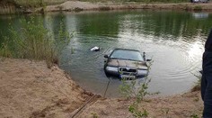 Mladý pár zapomněl na brzdu. Auto skončilo 8 metrů pod hladinou