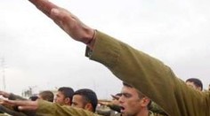 Mladík v Ostravě hajloval před strážníky, pak je chtěl podplatit