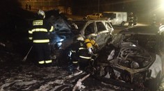 Na parkovišti u Vyšehradu shořela tři auta, škoda milion korun!