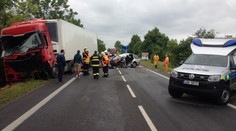 U Mochova se čelně srazil kamion s octavií, řidič škodovky zemřel