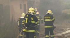 Výbuchy a černý kouř. Požár zachvátil halu se zemědělskou technikou