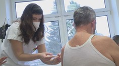 Ústav prověřuje 78 úmrtí po očkování. Přes 5000 lidí hlásilo vedlejší účinky