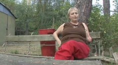 Přežila 22 tisíc voltů. Teď háčkuje i bez ruky a sbírá rekordy