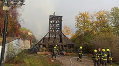 Z kostela v zahradě Kinských skoro nic nezbylo. Hasiči zkrotili plameny