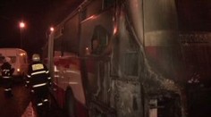 Na pražském Proseku hořel autobus MHD, krátce zastavil provoz
