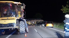Dvě auta narazila u Jičína do kombajnu, jeden člověk je zraněný