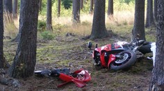 Hrůza v lese! U Tábora ležel mrtvý motorkář, zabil se v noci