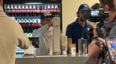 Ed Sheeran točil pivo a slavil v kabině s hráči. Miluje náš klub, říká Čech Hladký