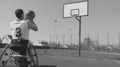 Borec na konec: Handicapovaný basketbalista střílí jeden koš za druhým
