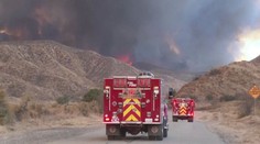 Požáry u Los Angeles se nedaří zastavit, dál se rychle šíří. Vyžádaly si už 27 obětí