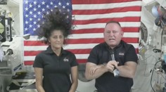 Astronauti se měli vrátit před měsícem. Uvázli ve vesmíru