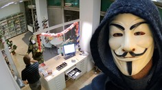 VIDEO: Muž v masce hackerů přepadl lékárnu v Bohumíně