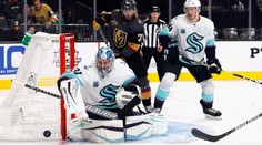 Nováček NHL ze Seattlu na úvod padl. Rozhodl sporný gól bruslí