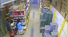 VIDEO: Zlodějka pronesla mezi nohama 24 piv!