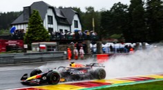 Verstappen na mokru deptal soupeře. Pole position pro Leclerca