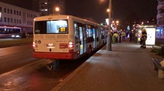 Muže (60) v Praze srazil autobus MHD, skončil na jipce
