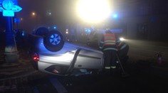 Řidička v Chevroletu najela na nástupní ostrůvek a skončila na střeše