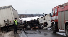 Řidička usnula za volantem. Napálila do náklaďáku