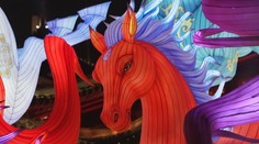 Začínají oslavy příchodu čínského nového roku. Ohnivý kůň má přinést velké změny