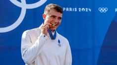 Skandál v Paříži. Člen týmu olympijského vítěze močil na veřejnosti a napadl policii