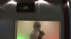 VIDEO: Šílený rekordman mrznul čtvrt hodiny ve sto čtyřiceti pod nulou