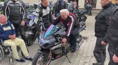 Nevšední zážitek pro seniory: Před domovem důchodců mohli túrovat motorky