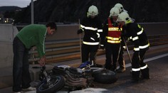Motorkáře srazil řidič náklaďáku. Ujel od nehody