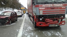 Řetězová nehoda 6 aut na D1. Policista je zraněný