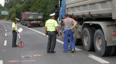 Řidič BMW srazil v Praze policistu a ujel