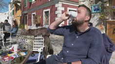 Chorvati popíjejí kávu na zahrádkách kaváren, země uvolnila opatření
