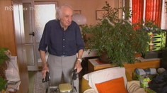 Ošetřovatelka podvedla těžce nemocného seniora, místo léčení ve Švýcarsku trpí