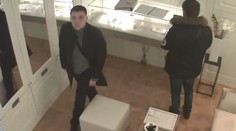 Zabavili prodavačku, vyrabovali vitrínu. Policie hledá zloděje šperků!