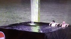 Vodní radovánky si užili dva opilí muži v plzeňské kašně, natočily je kamery