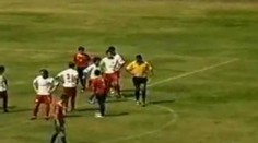 VIDEO: Rozhodčí knokoutoval fotbalistu a pak prchal před jeho spoluhráči