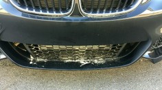 Stovky nových luxusních BMW zasypal písek. Škoda je obrovská