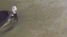 VIDEO: Šampón, osuška a triko dolů. Muž si užíval večerní koupel uprostřed náměstí