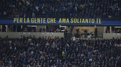 Fanoušci úspěchu. Po třetím gólu Barcelony odešli, marně se snažili vrátit