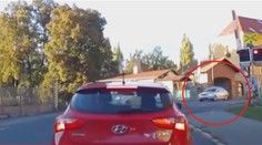 Šokující video! Na přejezdu svítila světla, policie na něj přesto vjela