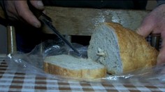 Tak tento chléb byste určitě nechtěli! Podívejte se, co v něm Ján našel