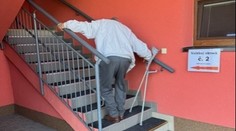Všechny cesty k volbám byly zavřené, zuří volič. Senior musel kilometr o berlích